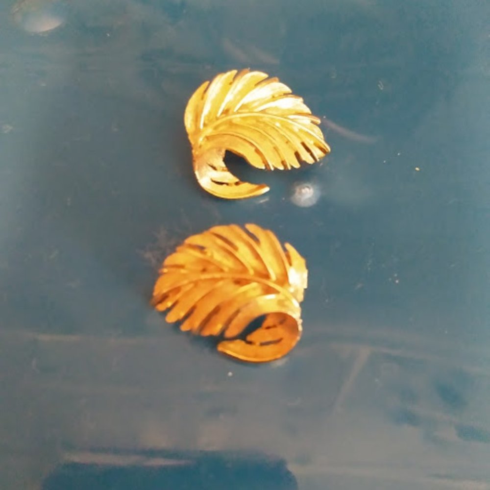 46. Vintage Goldtone Leaf Clip Earrings
